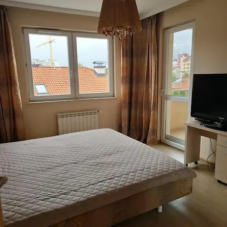 Bright And Spacious With Panoramic Views *
