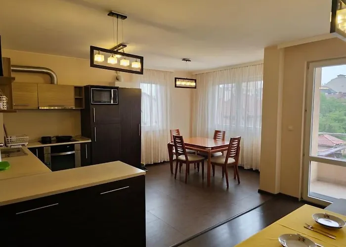 Bright And Spacious With Panoramic Views Lejlighed